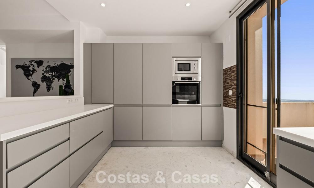 Royaal, modern penthouse met weidse vergezichten te koop ten oosten van Marbella 801500