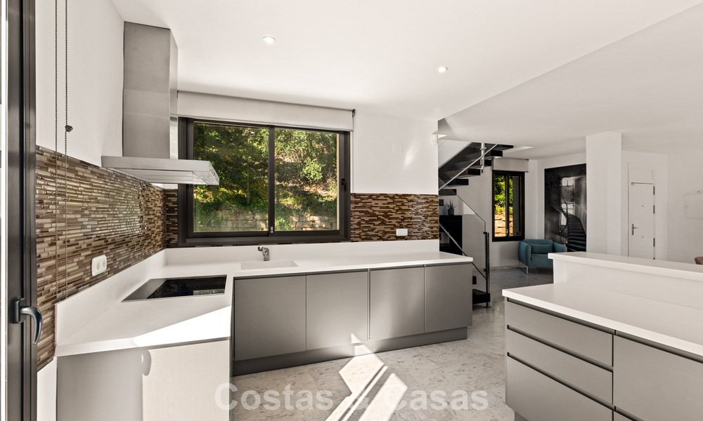 Royaal, modern penthouse met weidse vergezichten te koop ten oosten van Marbella 801502