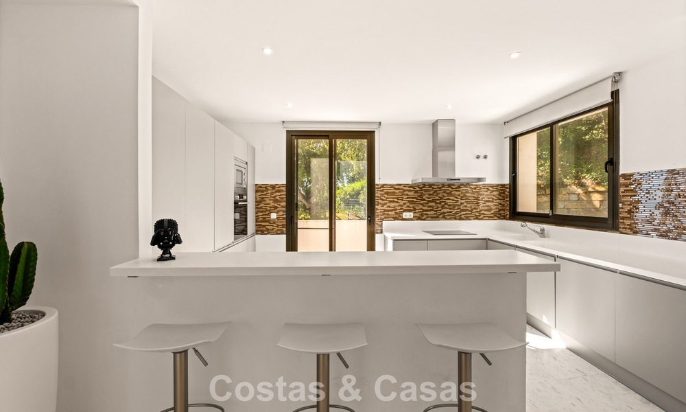 Royaal, modern penthouse met weidse vergezichten te koop ten oosten van Marbella 801503