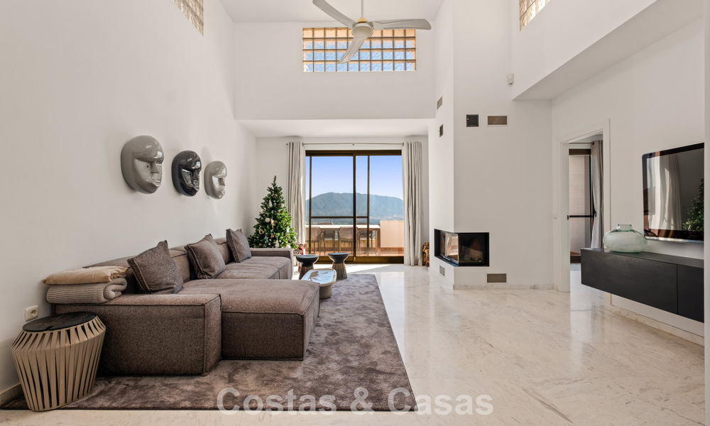 Royaal, modern penthouse met weidse vergezichten te koop ten oosten van Marbella 801508