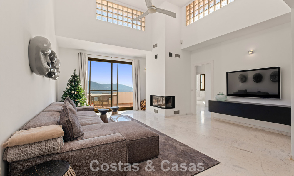 Royaal, modern penthouse met weidse vergezichten te koop ten oosten van Marbella 801509