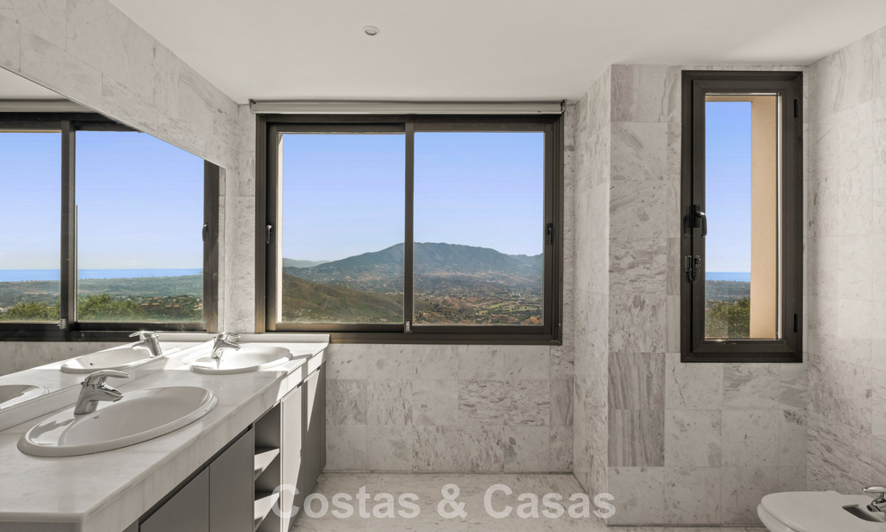 Royaal, modern penthouse met weidse vergezichten te koop ten oosten van Marbella 801518