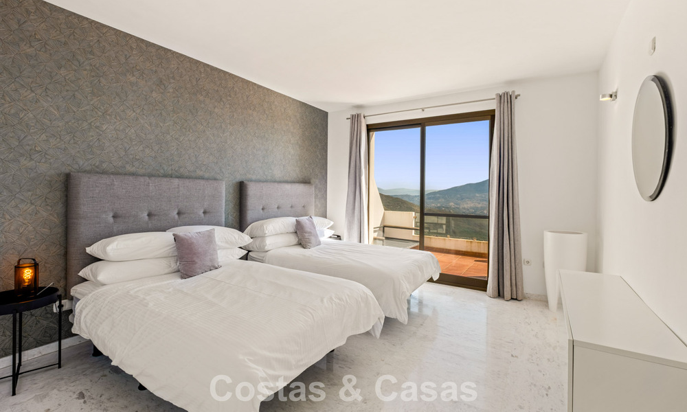 Royaal, modern penthouse met weidse vergezichten te koop ten oosten van Marbella 801520