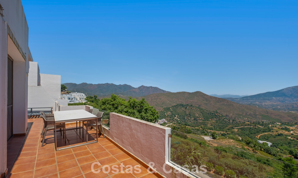 Royaal, modern penthouse met weidse vergezichten te koop ten oosten van Marbella 801530