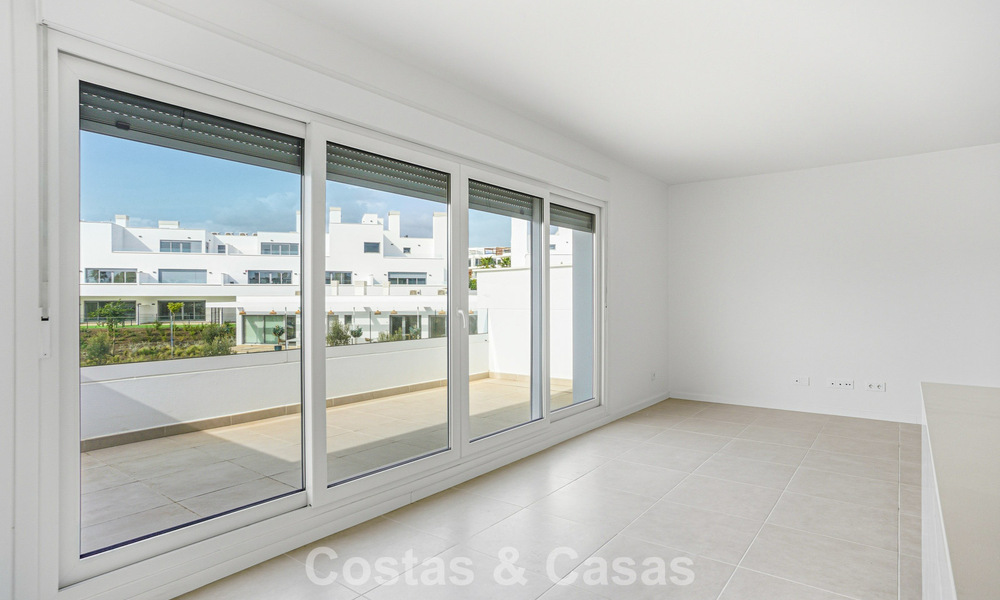 Gloednieuw luxe appartement te koop op loopafstand van het strand op de New Golden Mile tussen Marbella en Estepona 801556