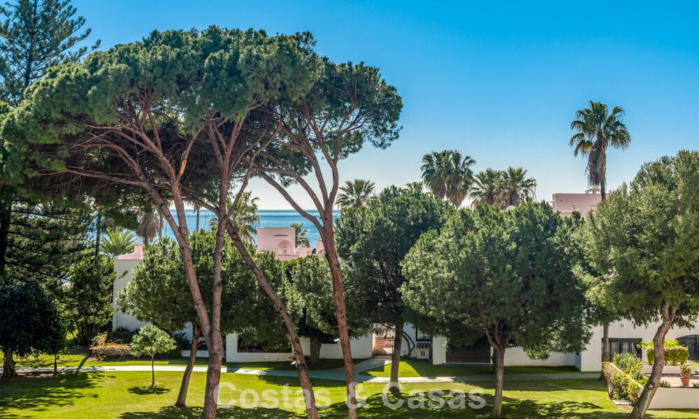 Gerenoveerd luxe appartement met zeezicht te koop in Playas del Duque in Puerto Banus, Marbella 801658