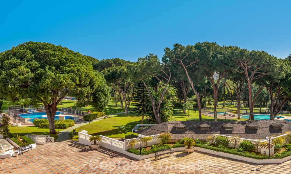 Gerenoveerd luxe appartement met zeezicht te koop in Playas del Duque in Puerto Banus, Marbella 801659