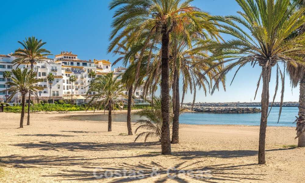 Gerenoveerd luxe appartement met zeezicht te koop in Playas del Duque in Puerto Banus, Marbella 801664
