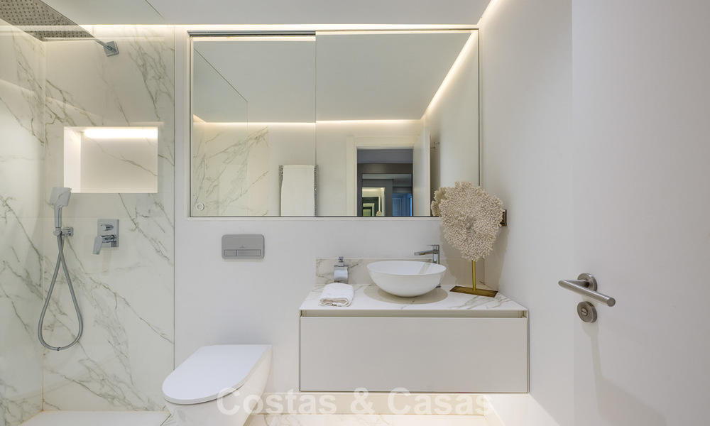 Luxueus tuinappartement met zeezicht te koop in Los Granados, een eerstelijnsstrand complex, in Puerto Banus, Marbella 801890