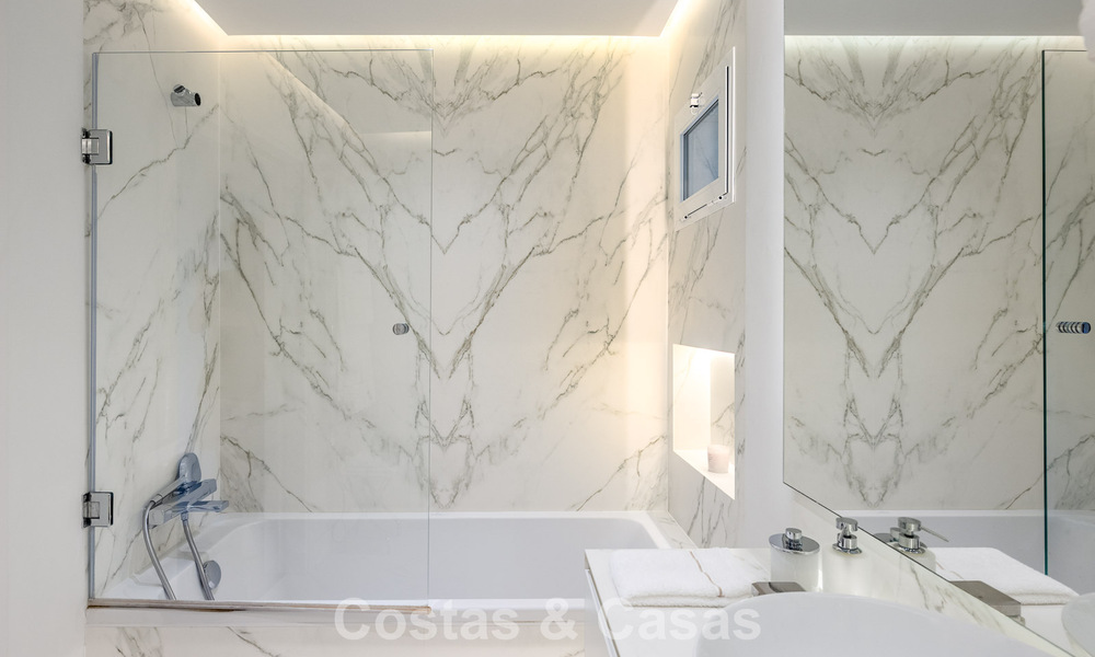 Luxueus tuinappartement met zeezicht te koop in Los Granados, een eerstelijnsstrand complex, in Puerto Banus, Marbella 801892