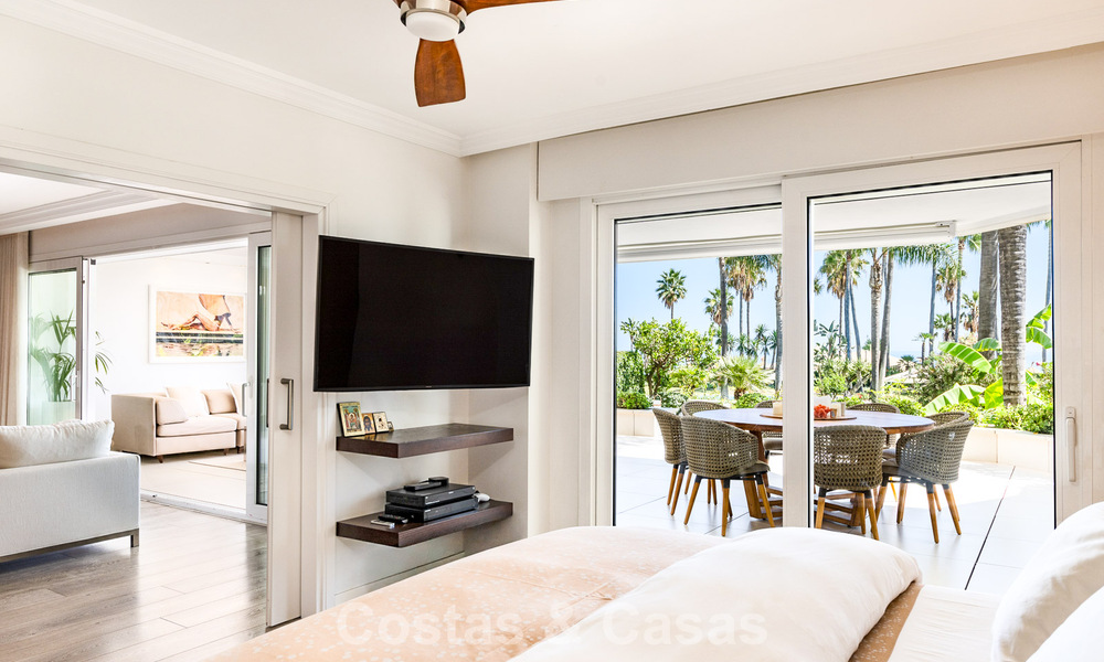 Luxueus tuinappartement met zeezicht te koop in Los Granados, een eerstelijnsstrand complex, in Puerto Banus, Marbella 801897