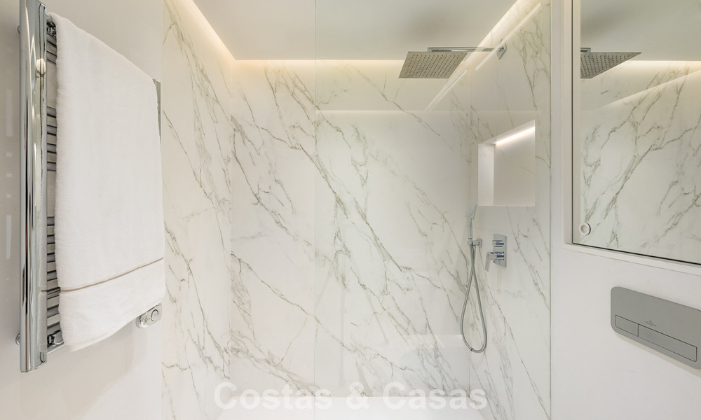 Luxueus tuinappartement met zeezicht te koop in Los Granados, een eerstelijnsstrand complex, in Puerto Banus, Marbella 801898