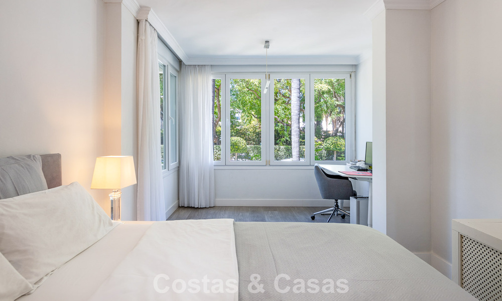 Luxueus tuinappartement met zeezicht te koop in Los Granados, een eerstelijnsstrand complex, in Puerto Banus, Marbella 801900
