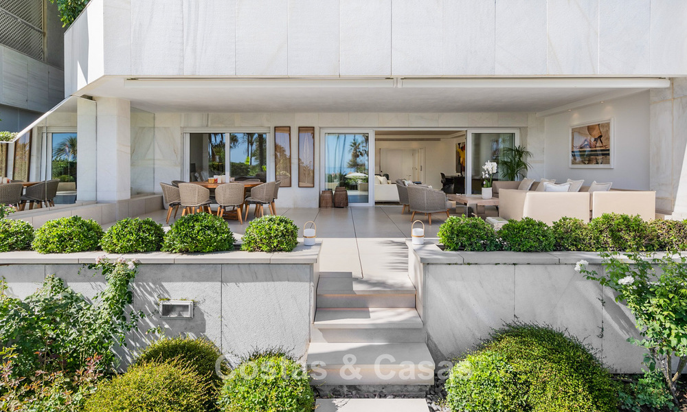 Luxueus tuinappartement met zeezicht te koop in Los Granados, een eerstelijnsstrand complex, in Puerto Banus, Marbella 801901