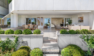 Luxueus tuinappartement met zeezicht te koop in Los Granados, een eerstelijnsstrand complex, in Puerto Banus, Marbella 801901 