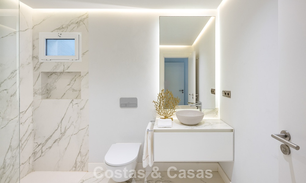 Luxueus tuinappartement met zeezicht te koop in Los Granados, een eerstelijnsstrand complex, in Puerto Banus, Marbella 801904