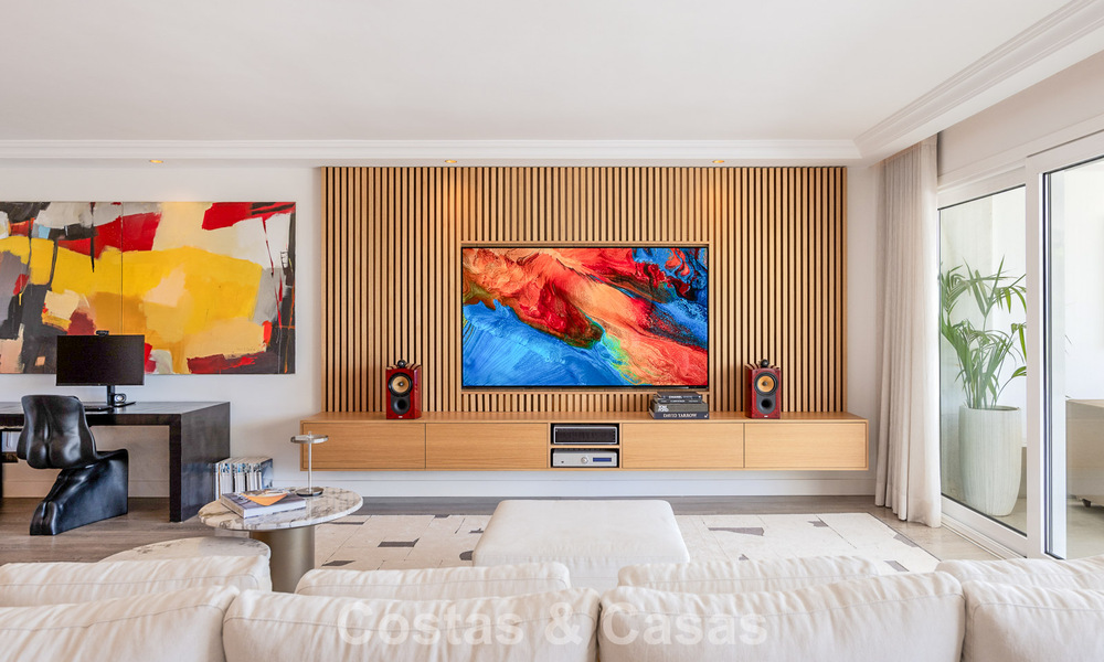 Luxueus tuinappartement met zeezicht te koop in Los Granados, een eerstelijnsstrand complex, in Puerto Banus, Marbella 801905