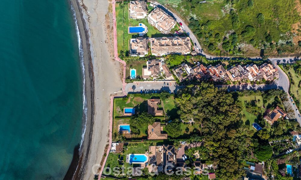 Te renoveren villa met gigantisch potentieel te koop direct aan het strand op de New Golden Mile tussen Marbella en Estepona 802009