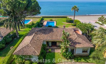Te renoveren villa met gigantisch potentieel te koop direct aan het strand op de New Golden Mile tussen Marbella en Estepona 802011