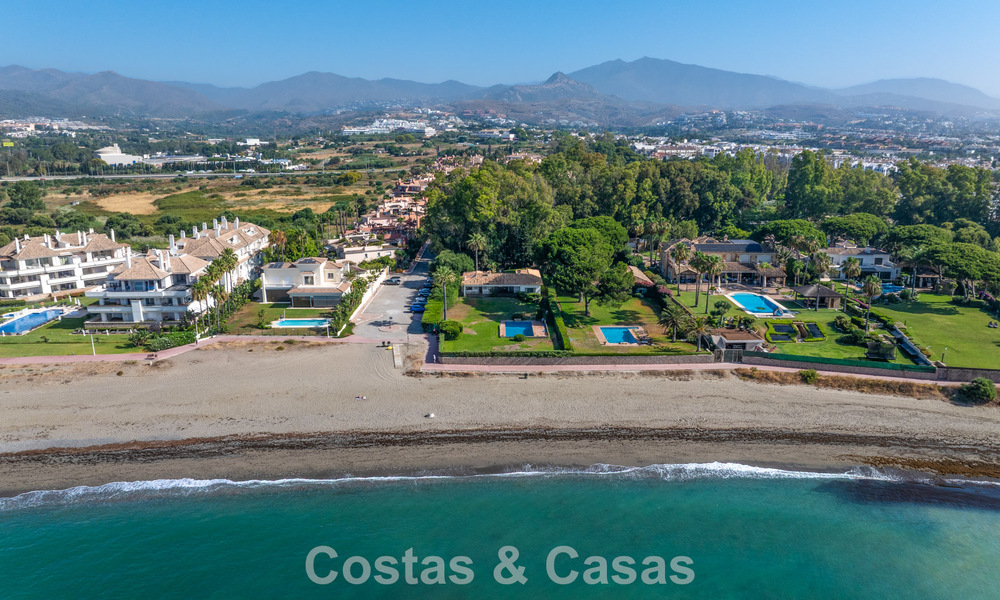 Te renoveren villa met gigantisch potentieel te koop direct aan het strand op de New Golden Mile tussen Marbella en Estepona 802012