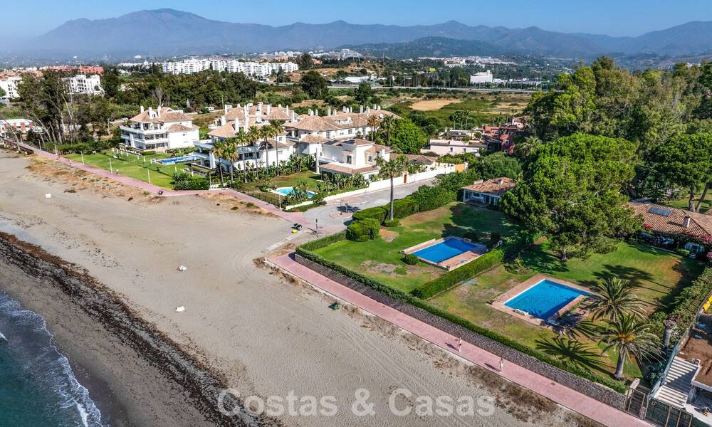 Te renoveren villa met gigantisch potentieel te koop direct aan het strand op de New Golden Mile tussen Marbella en Estepona 802013