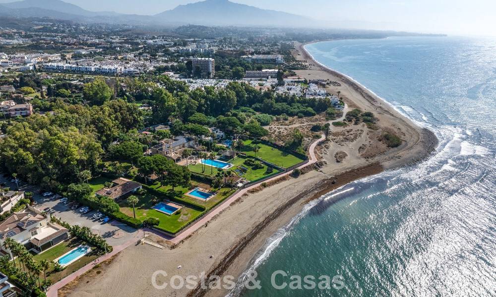 Te renoveren villa met gigantisch potentieel te koop direct aan het strand op de New Golden Mile tussen Marbella en Estepona 802014