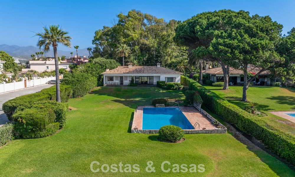 Te renoveren villa met gigantisch potentieel te koop direct aan het strand op de New Golden Mile tussen Marbella en Estepona 802015