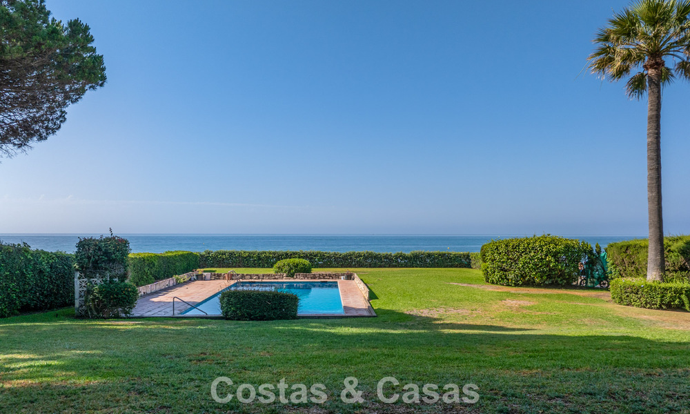 Te renoveren villa met gigantisch potentieel te koop direct aan het strand op de New Golden Mile tussen Marbella en Estepona 802018