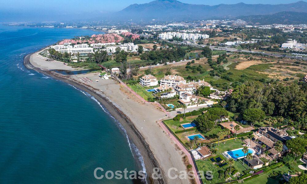 Te renoveren villa met gigantisch potentieel te koop direct aan het strand op de New Golden Mile tussen Marbella en Estepona 802020