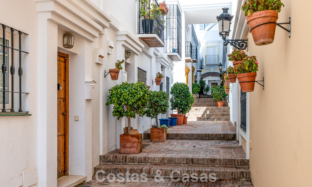 Charmante rijwoning te koop in Andalusisch complex op wandelafstand van voorzieningen in Nueva Andalucia, Marbella 802346