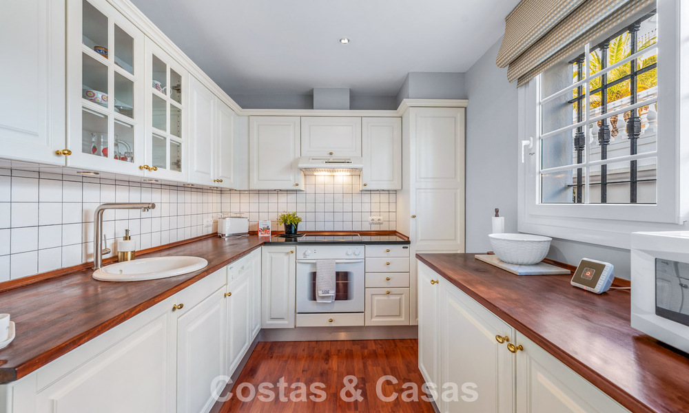 Charmante rijwoning te koop in Andalusisch complex op wandelafstand van voorzieningen in Nueva Andalucia, Marbella 802350