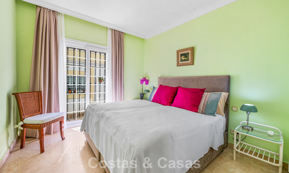 Charmante rijwoning te koop in Andalusisch complex op wandelafstand van voorzieningen in Nueva Andalucia, Marbella 802364