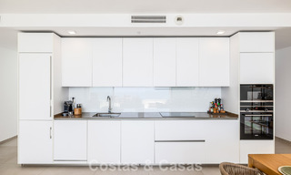 Lichtrijk en modern duplex penthouse met frontaal open zeezicht te koop in Benalmadena, Costa del Sol 802172 