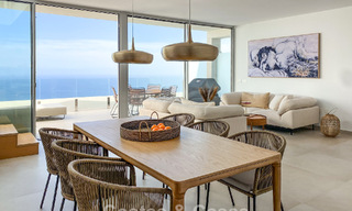 Lichtrijk en modern duplex penthouse met frontaal open zeezicht te koop in Benalmadena, Costa del Sol 802174 