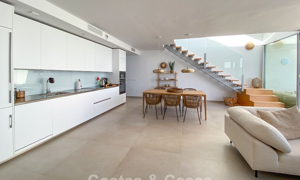 Lichtrijk en modern duplex penthouse met frontaal open zeezicht te koop in Benalmadena, Costa del Sol 802175