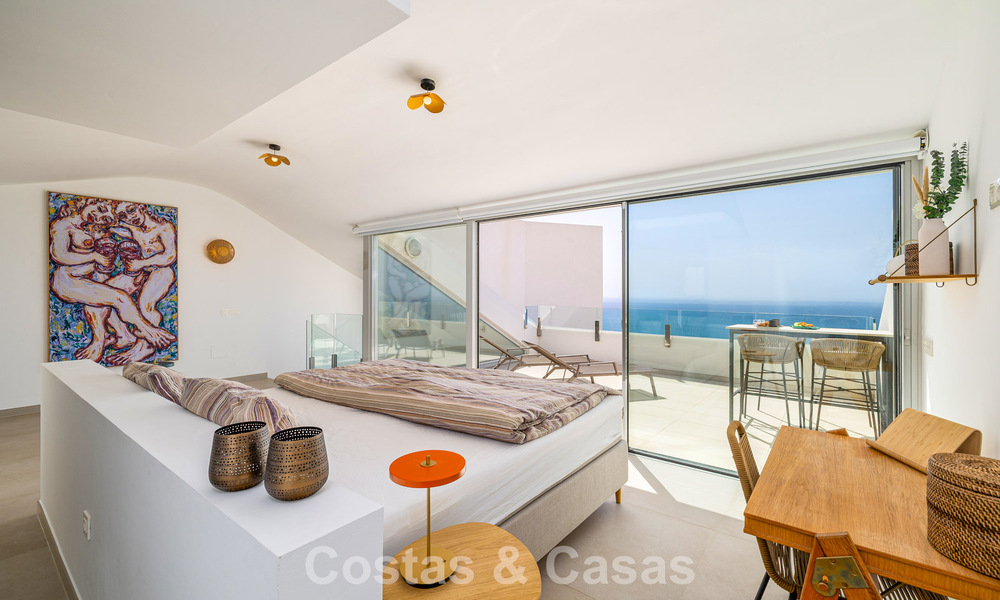 Lichtrijk en modern duplex penthouse met frontaal open zeezicht te koop in Benalmadena, Costa del Sol 802177