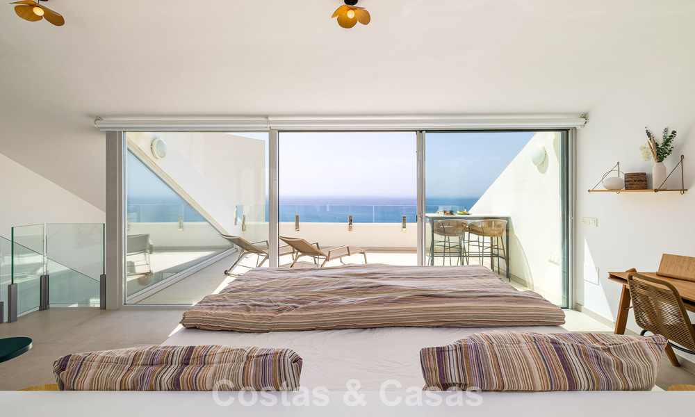 Lichtrijk en modern duplex penthouse met frontaal open zeezicht te koop in Benalmadena, Costa del Sol 802179