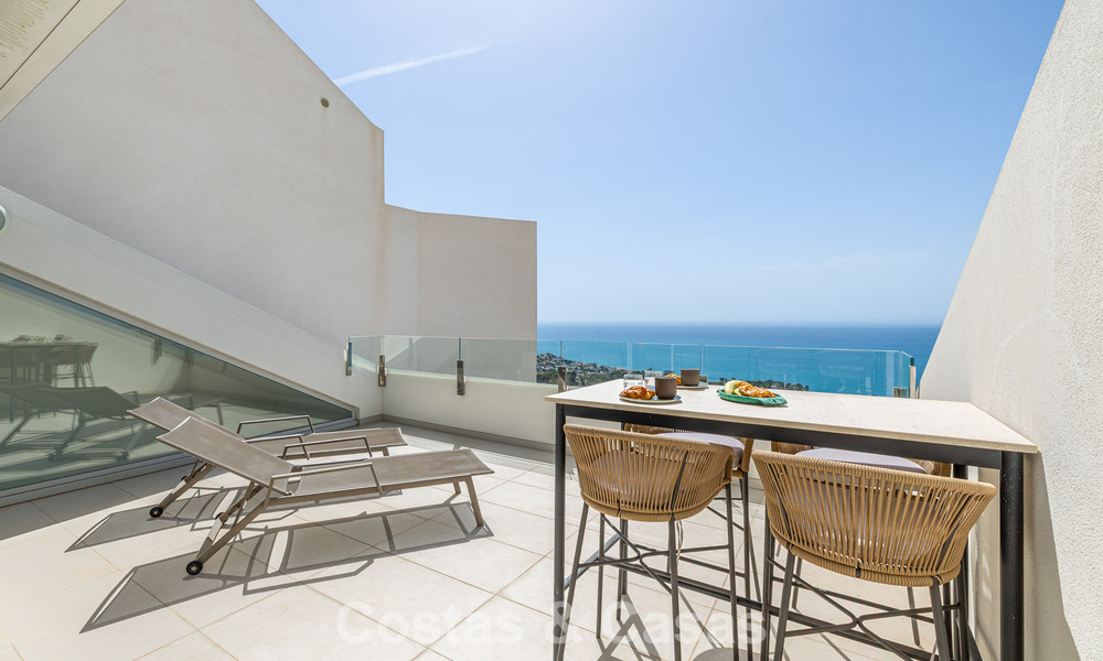 Lichtrijk en modern duplex penthouse met frontaal open zeezicht te koop in Benalmadena, Costa del Sol 802185