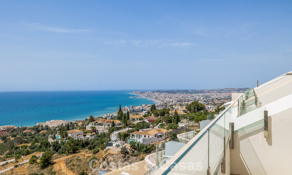 Lichtrijk en modern duplex penthouse met frontaal open zeezicht te koop in Benalmadena, Costa del Sol 802187