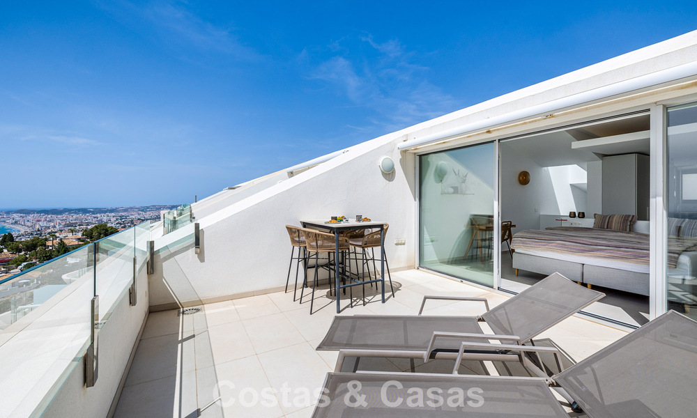 Lichtrijk en modern duplex penthouse met frontaal open zeezicht te koop in Benalmadena, Costa del Sol 802188