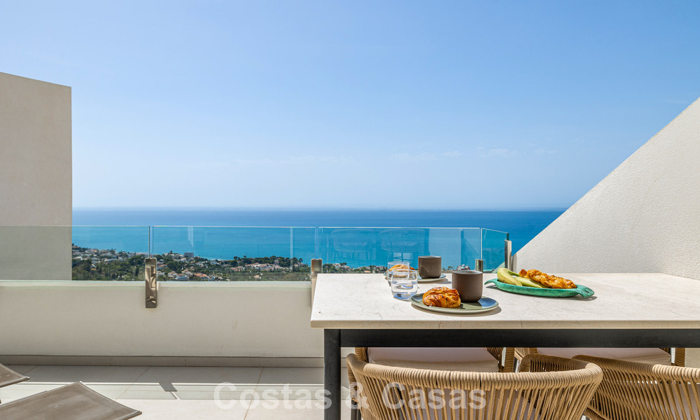 Lichtrijk en modern duplex penthouse met frontaal open zeezicht te koop in Benalmadena, Costa del Sol 802189
