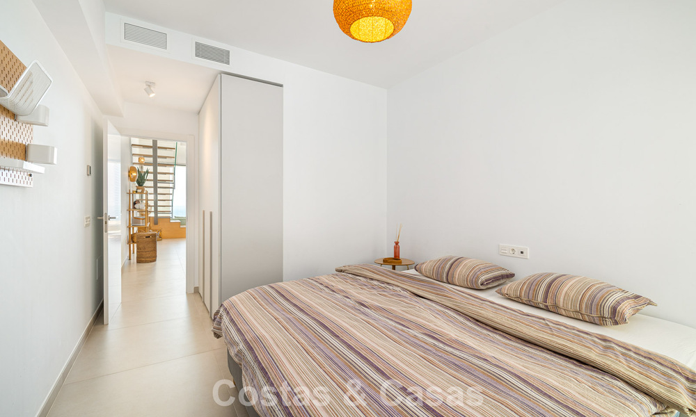 Lichtrijk en modern duplex penthouse met frontaal open zeezicht te koop in Benalmadena, Costa del Sol 802194