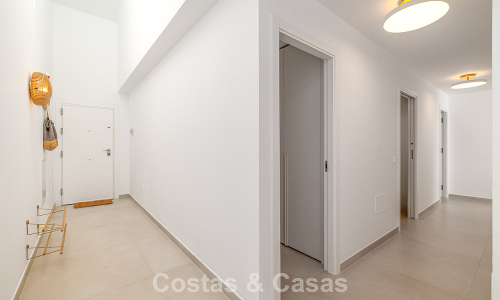Lichtrijk en modern duplex penthouse met frontaal open zeezicht te koop in Benalmadena, Costa del Sol 802195