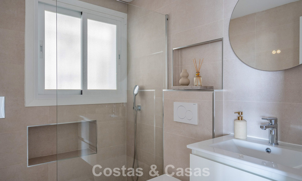 Modern gerenoveerd appartement met zeezicht te koop in de heuvels van Marbella - Benahavis 802432