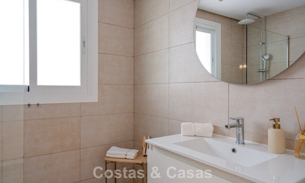 Modern gerenoveerd appartement met zeezicht te koop in de heuvels van Marbella - Benahavis 802439