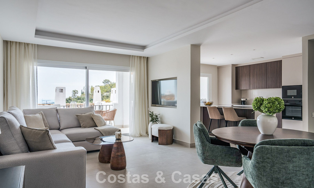 Modern gerenoveerd appartement met zeezicht te koop in de heuvels van Marbella - Benahavis 802440
