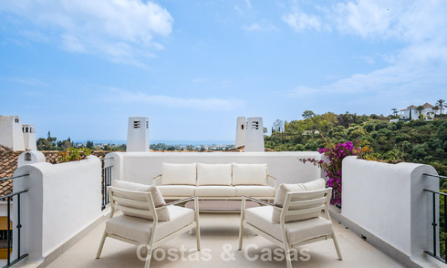 Modern gerenoveerd appartement met zeezicht te koop in de heuvels van Marbella - Benahavis 802449