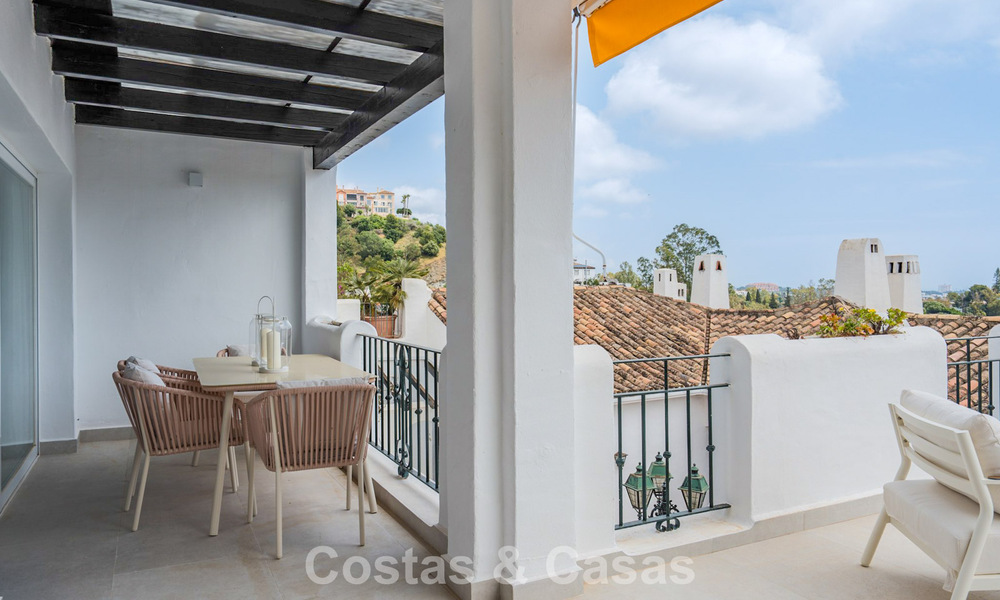 Modern gerenoveerd appartement met zeezicht te koop in de heuvels van Marbella - Benahavis 802450