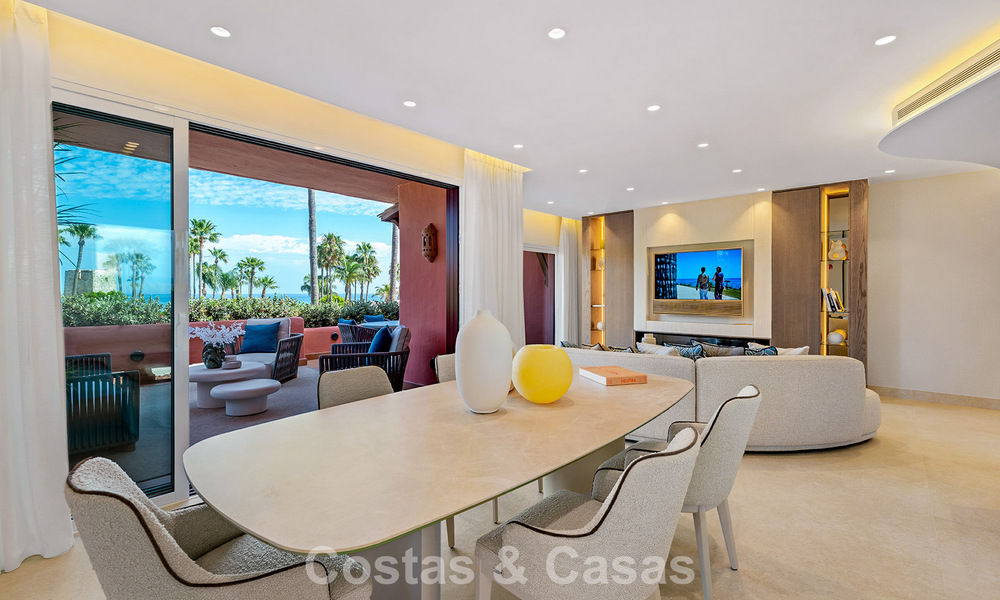 Gemoderniseerd, eerstelijnsstrand appartement te koop in een toonaangevend strandcomplex tussen Marbella en Estepona 802486