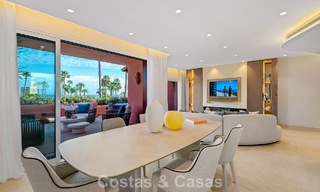 Gemoderniseerd, eerstelijnsstrand appartement te koop in een toonaangevend strandcomplex tussen Marbella en Estepona 802486 